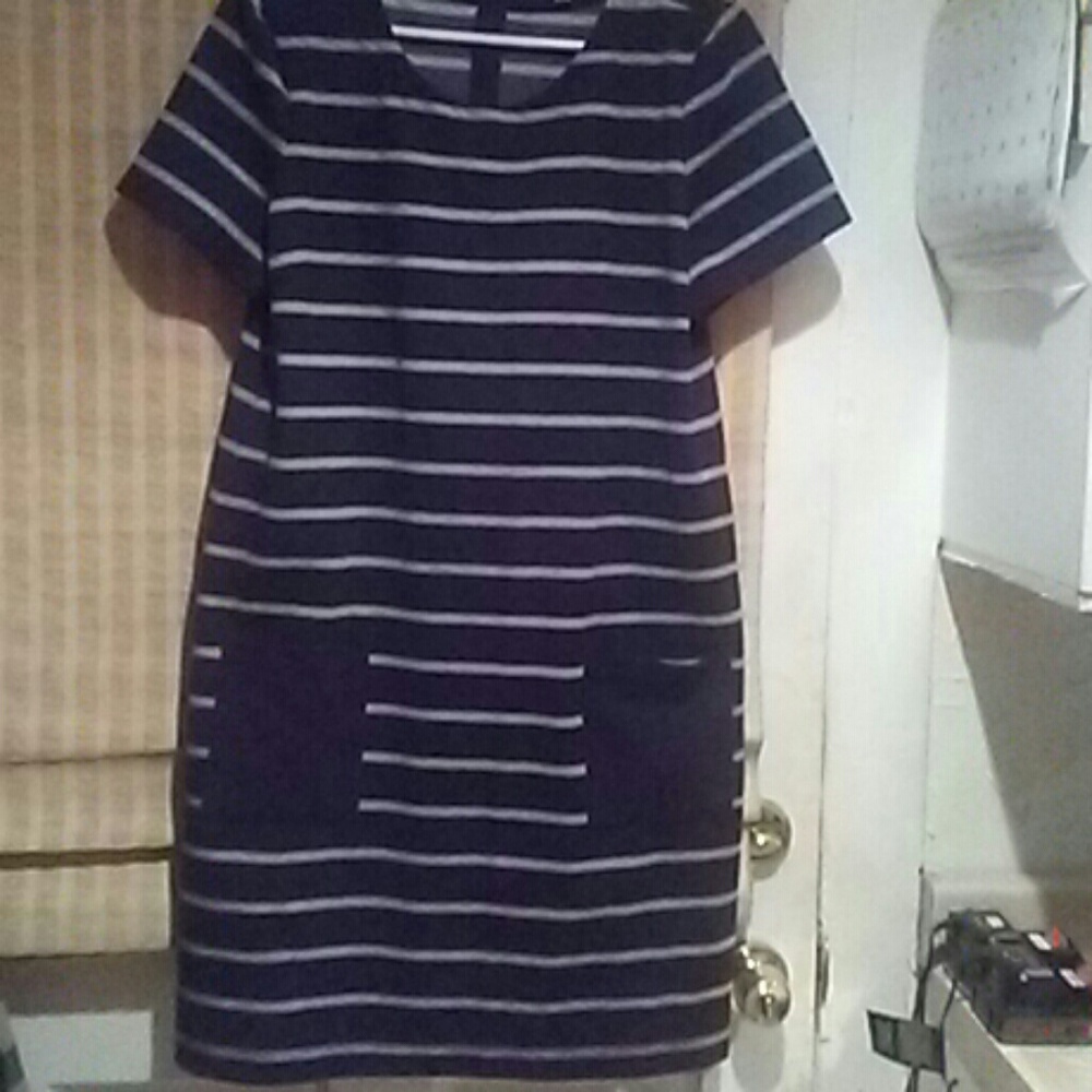 Gap short sleeve with pockets